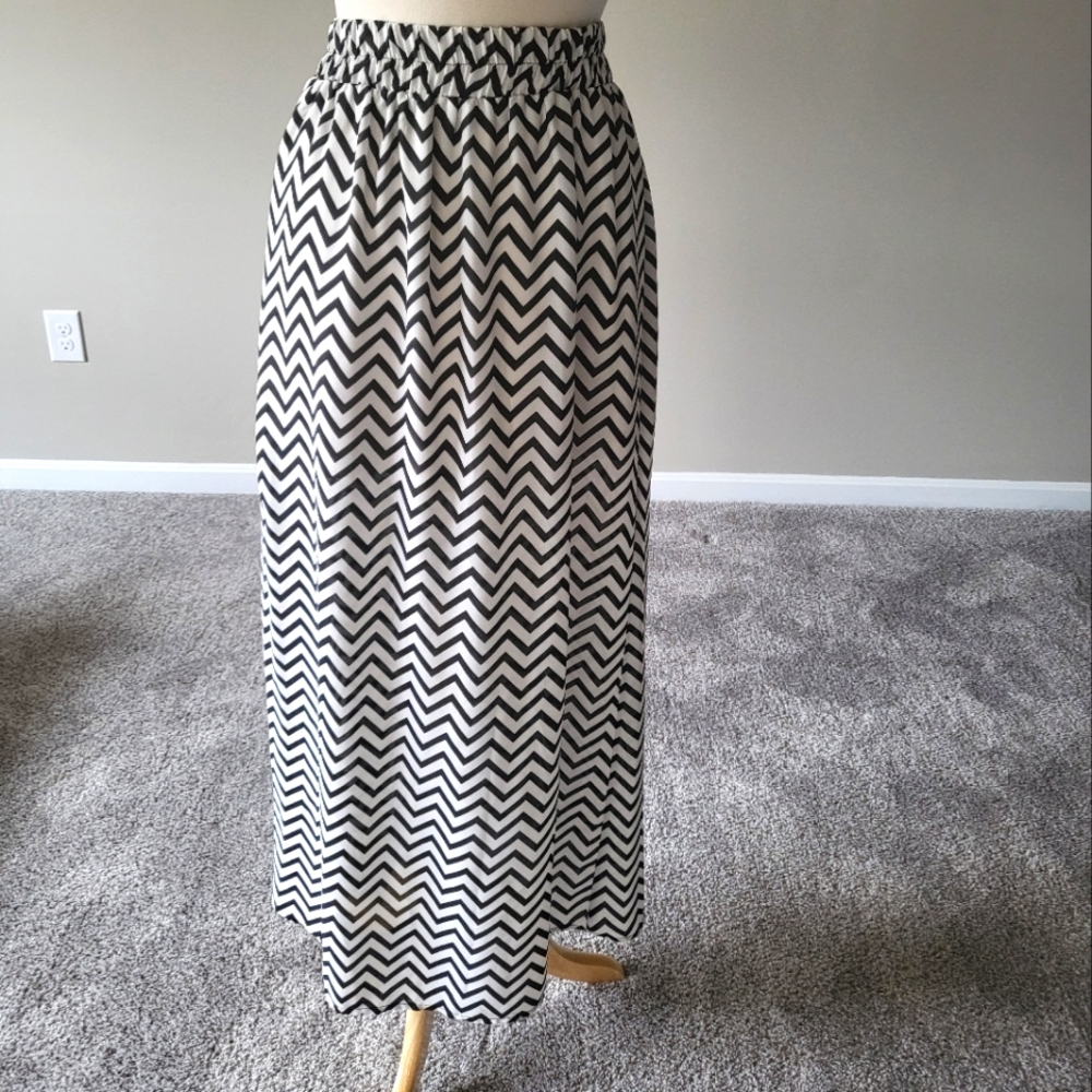 Stoosh – Black and White Aztec/Arrowhead Printed Maxi Skirt (Size M)
